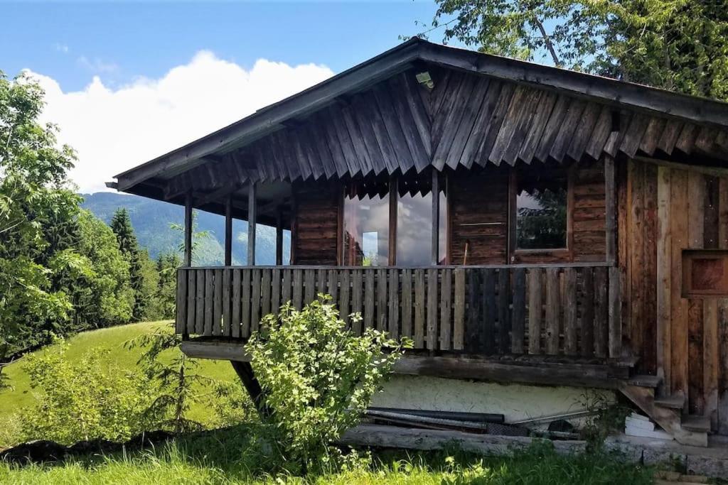 une cabane en bois au milieu d'un champ dans l'établissement Petit mazot à la montagne pour 2 personnes, à Châtillon-sur-Cluses