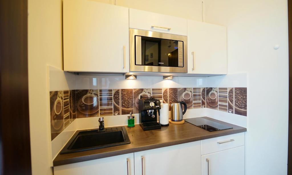 Kuchyňa alebo kuchynka v ubytovaní Apartamenty EverySky - Obrońców Pokoju 1D