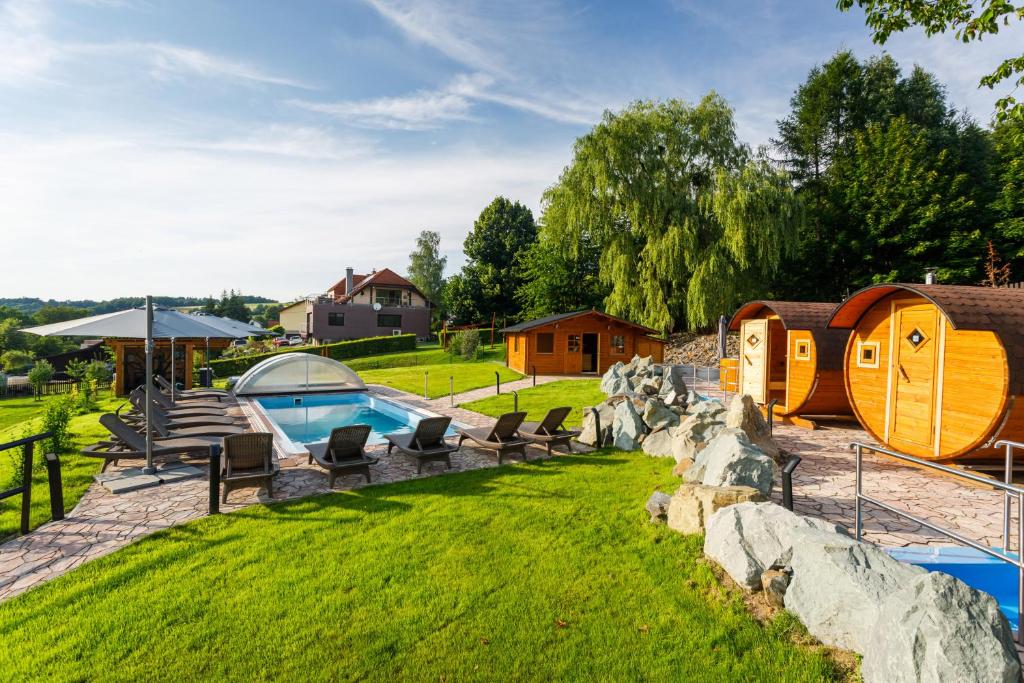 Bazén v ubytování Restaurace a penzion Pod Lipami Metylovice nebo v jeho okolí