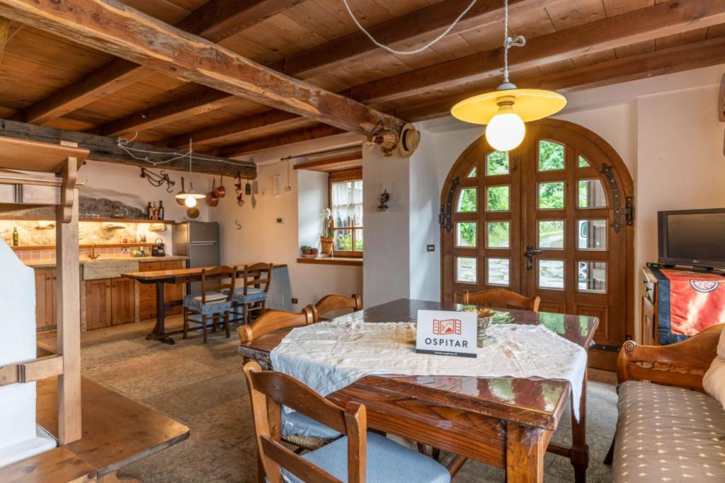 a kitchen and dining room with a table and chairs at Casa Carincio, Falesina Ospitar in Vignola
