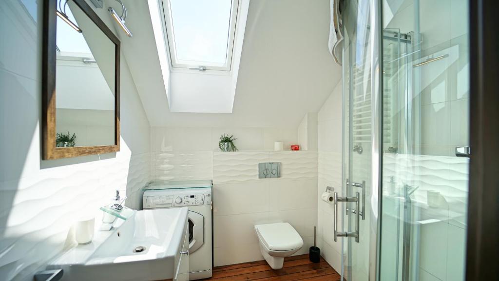 Kúpeľňa v ubytovaní Apartamenty EverySky - Obrońców Pokoju 1D