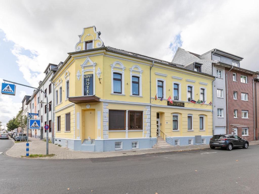 un edificio amarillo en la esquina de una calle en Pleasant apartment in Oberhausen with a terrace en Oberhausen