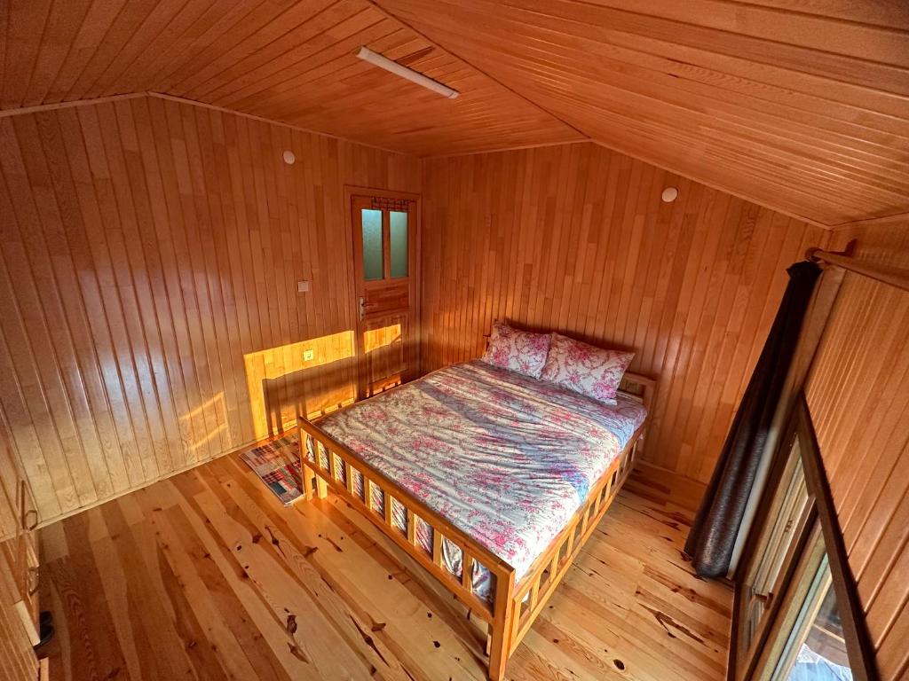 Postel nebo postele na pokoji v ubytování أوزونغول Uzongol Fotinos Wooden Cottage Two Bedroom