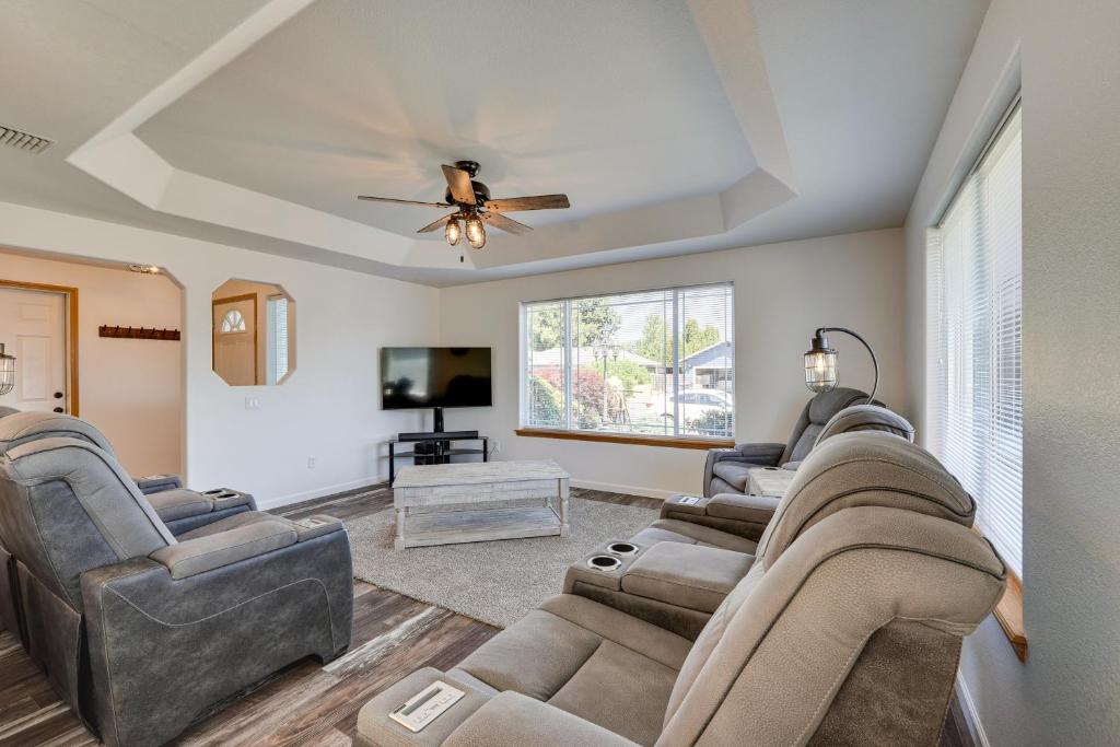 sala de estar con sofás y ventilador de techo. en Charming Rogue Valley Home in Central Point! en Central Point