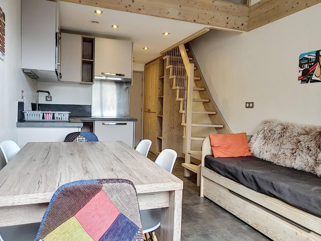 kuchnia i jadalnia ze stołem i kanapą w obiekcie Studio Mezzanine - 5 Pers, Centre Val d'Isère, 10 min des Pistes, Balcon Ouest - FR-1-518-117 w mieście Val dʼIsère
