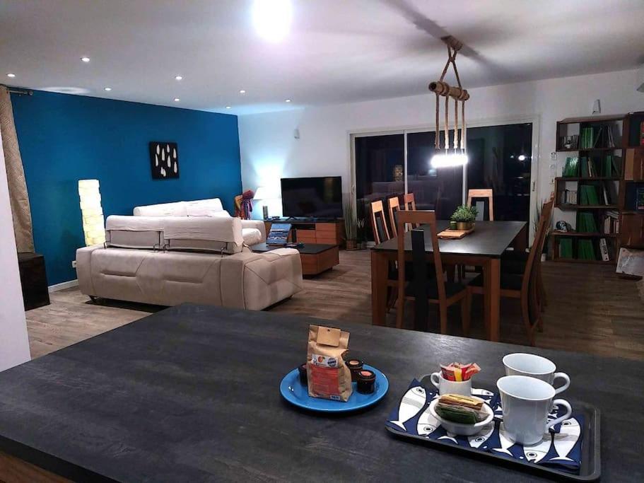 - un salon avec un lit et une table avec un plateau de nourriture dans l'établissement M comme Maison à la mer, à La Londe-les-Maures