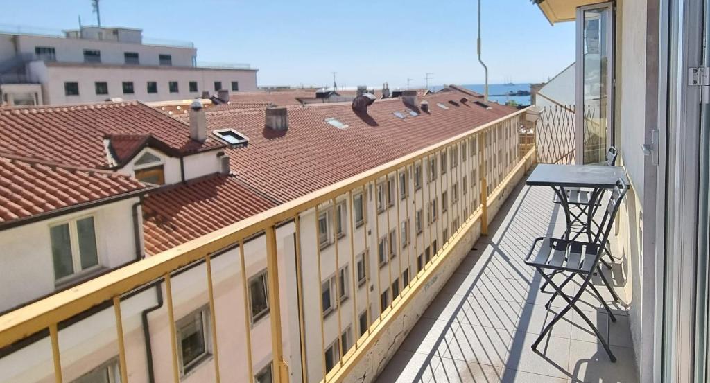 einen Blick vom Balkon eines Gebäudes in der Unterkunft Milano Apartment in Triest