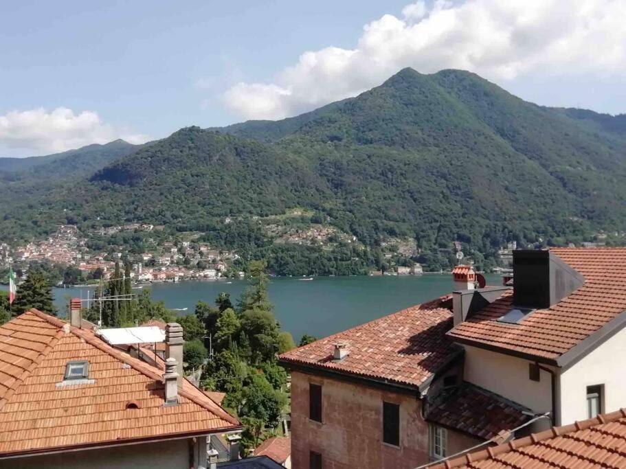 una vista de un cuerpo de agua con montañas en Piccola Torre Moltrasio, en Moltrasio