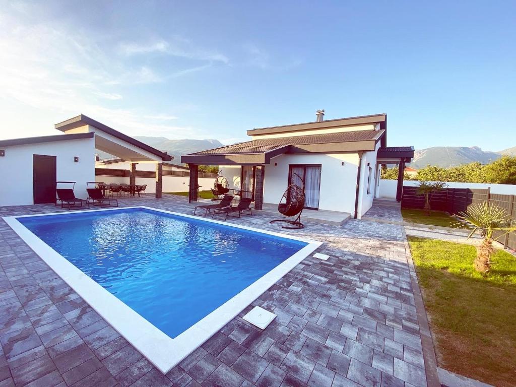 una piscina frente a una casa en Villa Domino, en Mostar