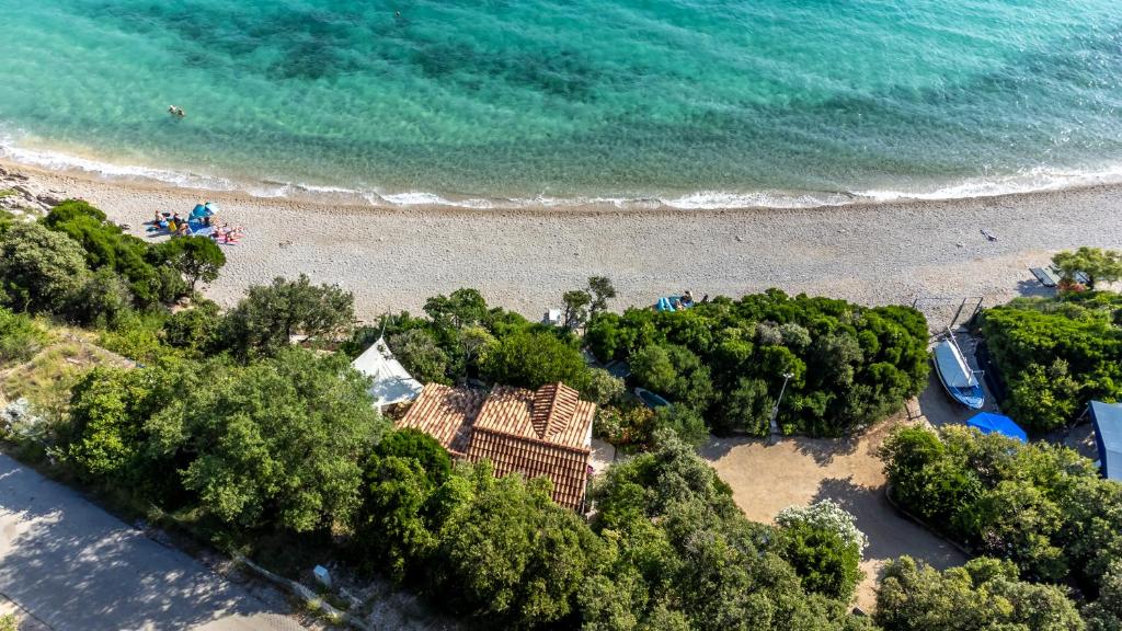 Kuća za odmor Divna MaTi في Općina Trpanj: اطلالة جوية على شاطئ فيه بيت ومحيط