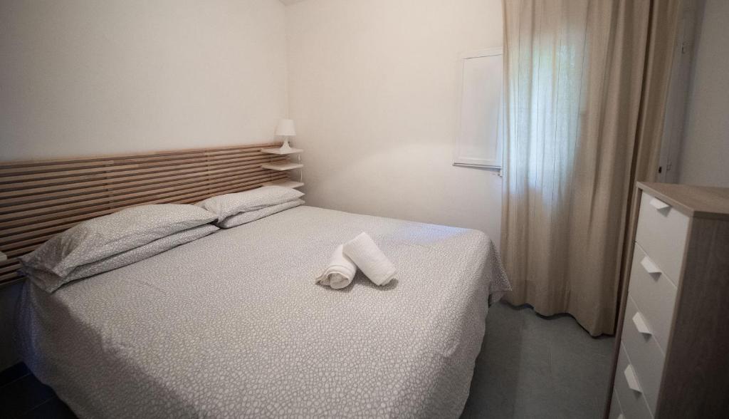 een slaapkamer met een bed met een handdoek erop bij Villaggio Campeggio Nettuno di Paestum in Paestum