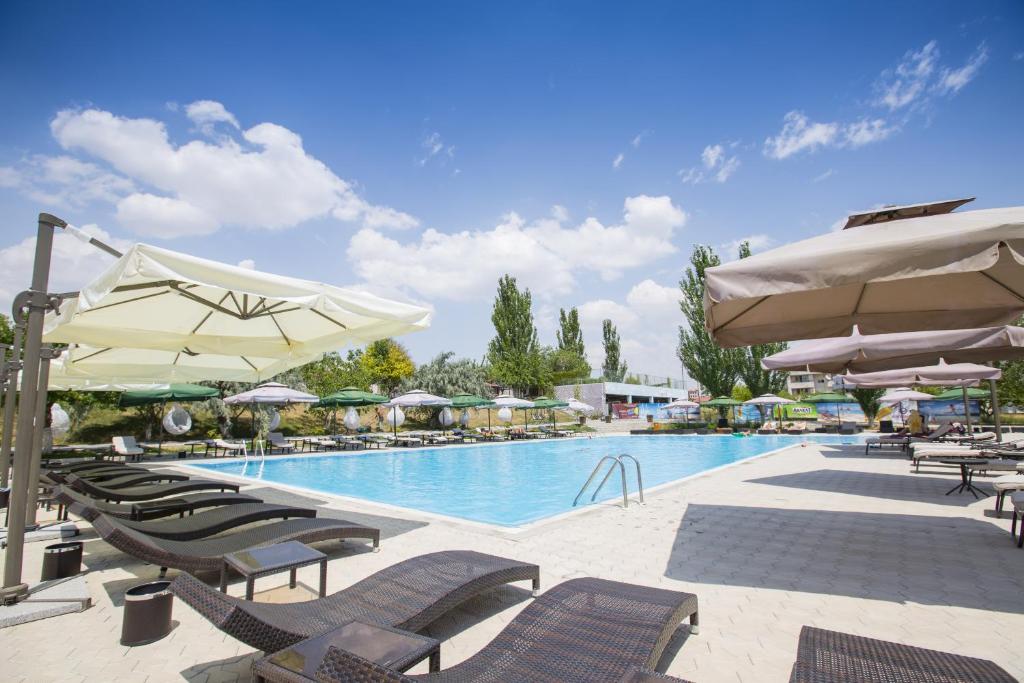 Bazén v ubytování Cross Health Spa Center nebo v jeho okolí