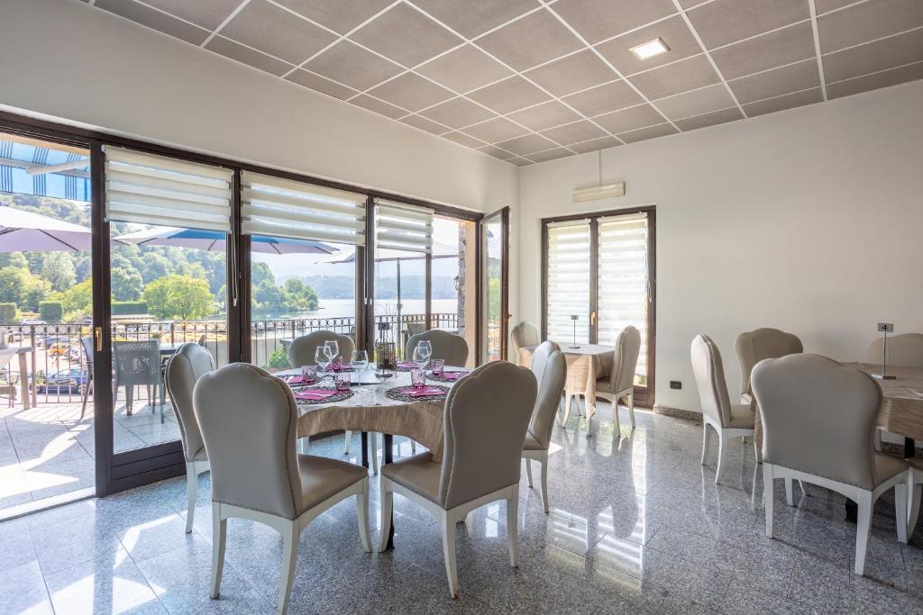uma sala de jantar com mesa e cadeiras em Hotel Fontaine Bleue em Orta San Giulio