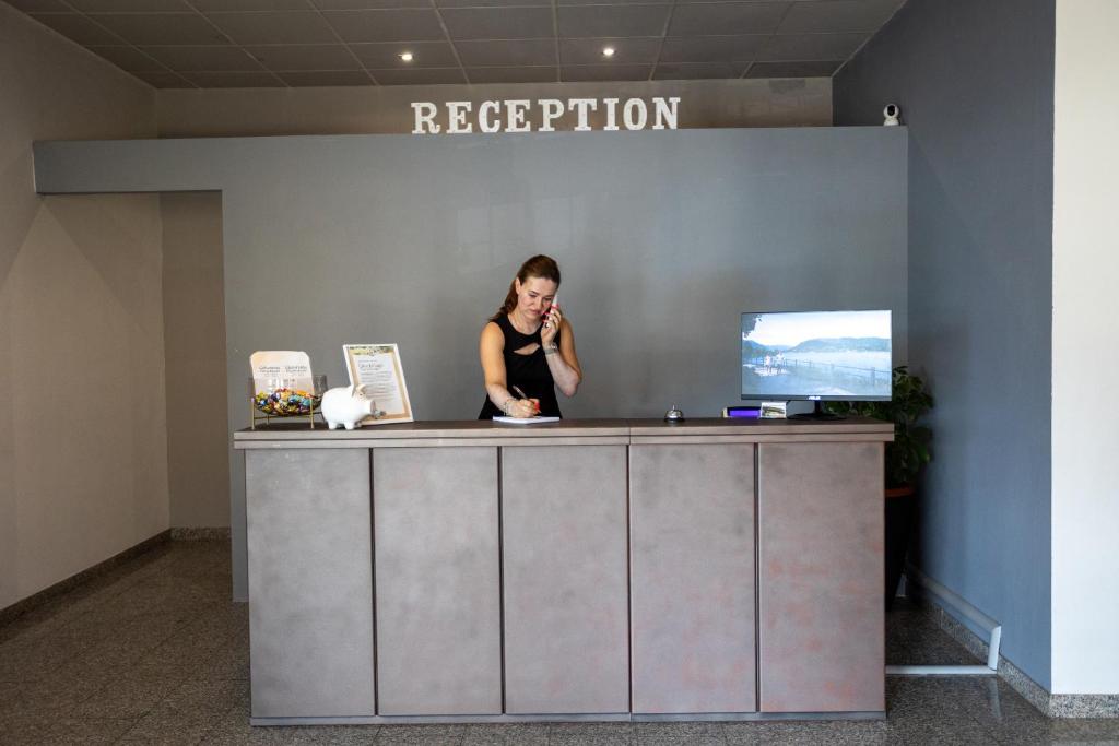 Hol lub recepcja w obiekcie Hotel Fontaine Bleue