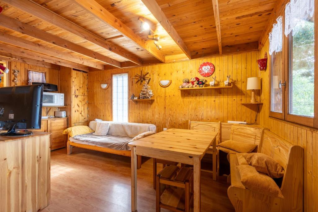 a living room with a table and a couch at Chalet Sérénité - Tranquillité et Très Belle Vue in Puyvalador