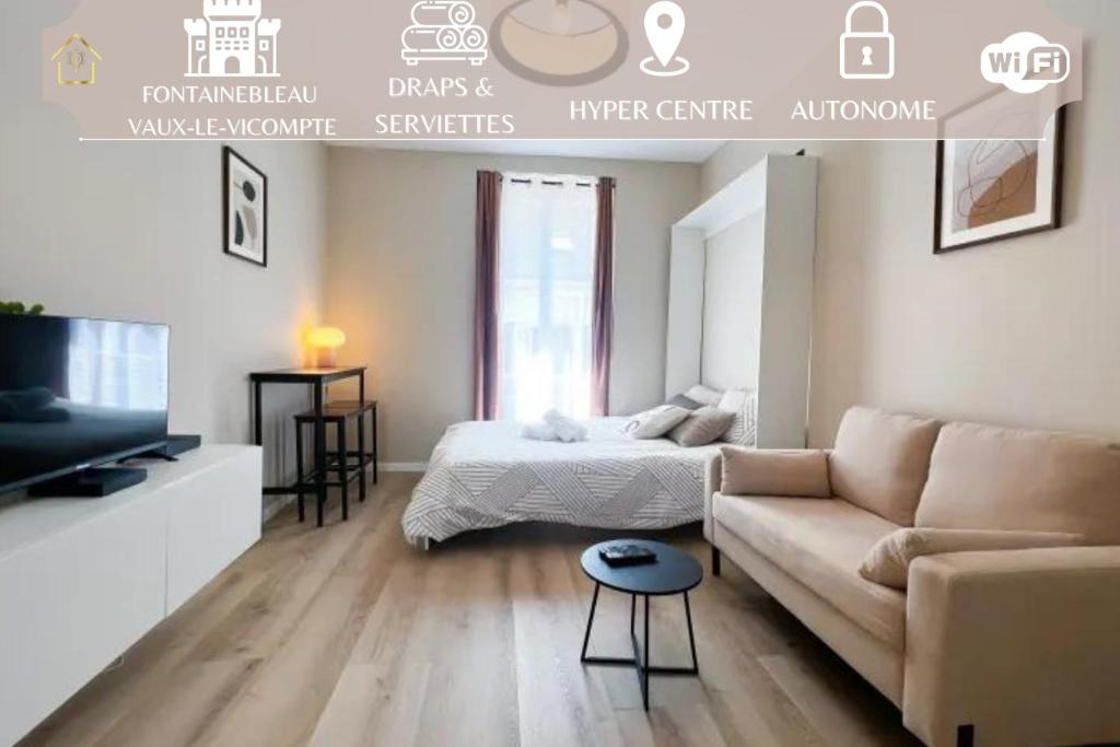 sala de estar con sofá y cama en Ô Casanova, en Montereau-Fault-Yonne