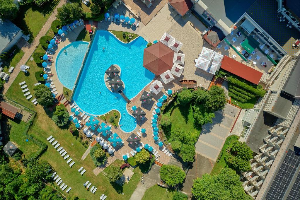 eine Draufsicht auf einen Pool in einem Freizeitpark in der Unterkunft Augusta SPA Hotel in Chissarja