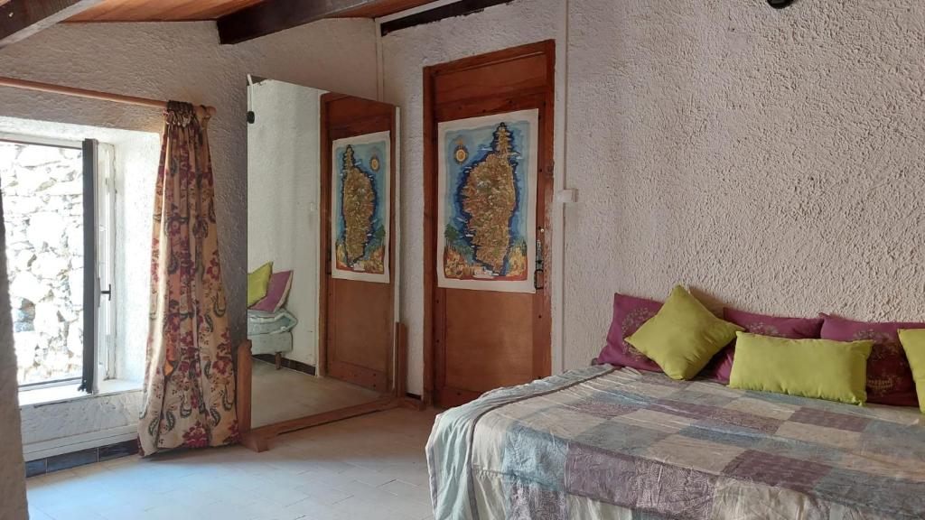 een slaapkamer met een bed en een raam bij La Casa Monti au coeur du village de Lama in Lama