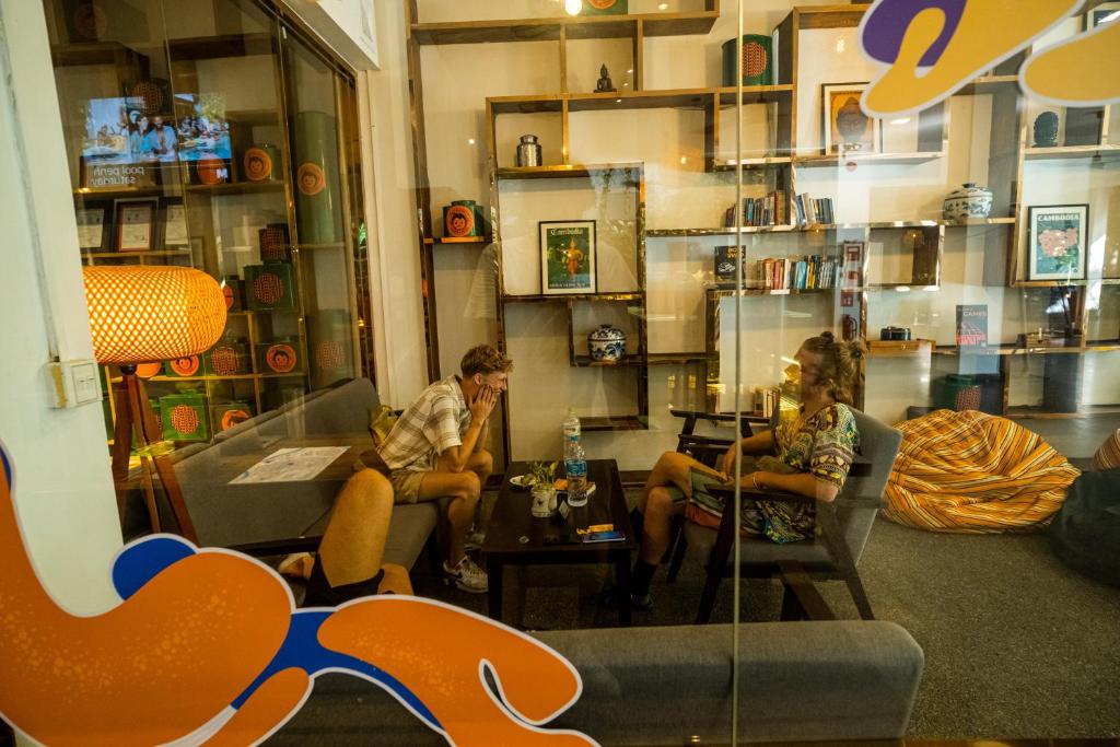 Posezení v ubytování Mad Monkey Hostel Phnom Penh