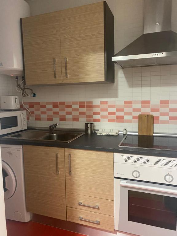 Kuchyň nebo kuchyňský kout v ubytování Apartamentos del Casco