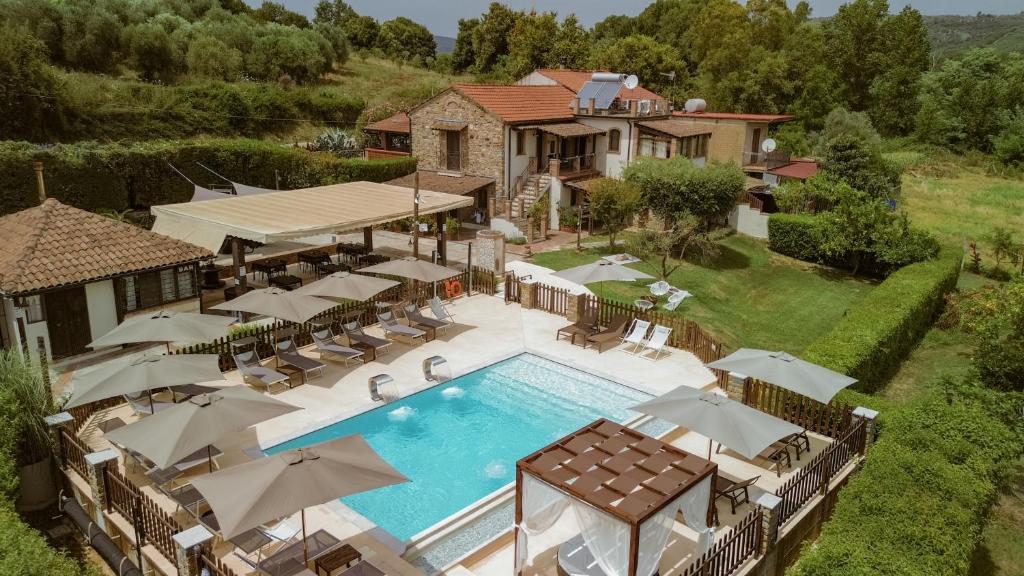 una vista aérea de una casa con piscina en Country House L'Aia - Wellness & Relax, en Casal Velino