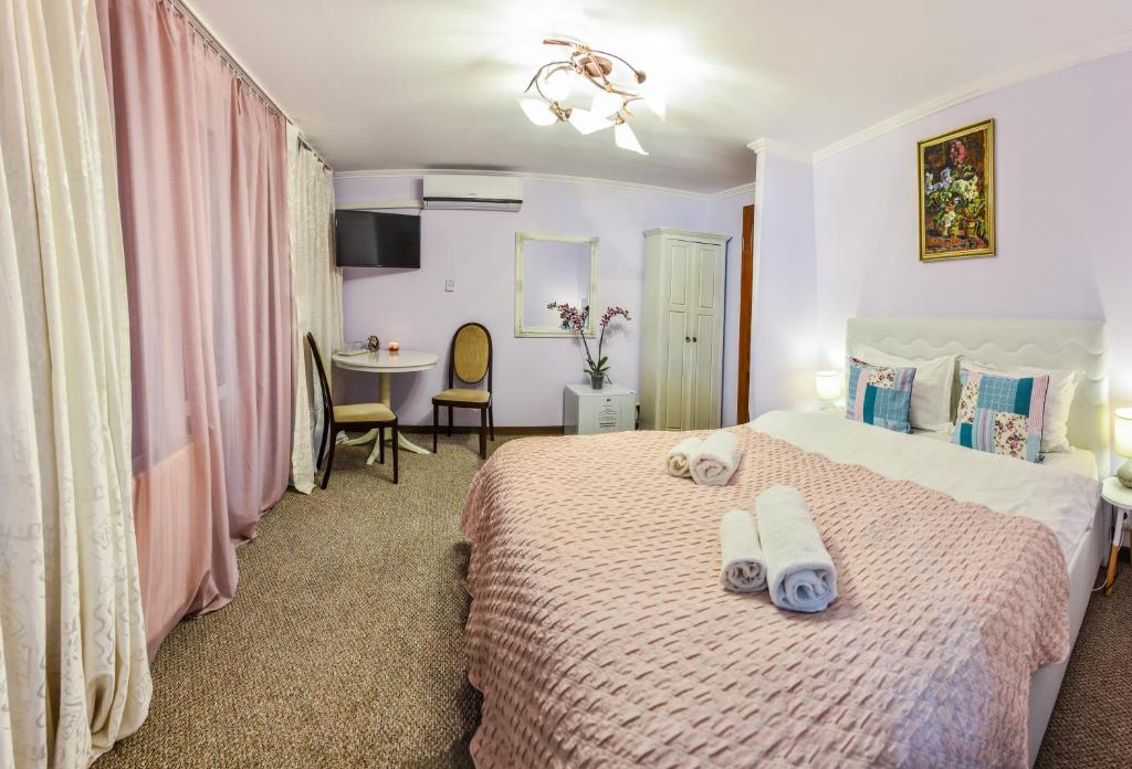 1 dormitorio con 1 cama con 2 toallas en Noblesse House Deva en Deva