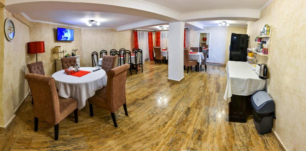 TV a/nebo společenská místnost v ubytování Noblesse House Deva