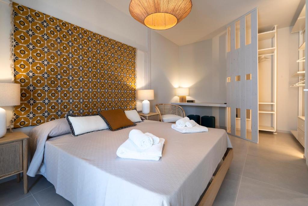 Un dormitorio con una cama con toallas. en Home - Casa Favola Mia, en Monopoli