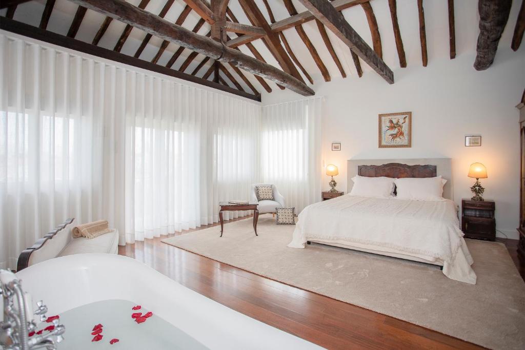 1 dormitorio blanco con 1 cama, mesa y sillas en Palace Museum - Espaço Palmeiras, en Oporto