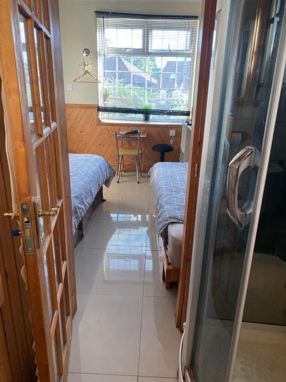 Big Home in London, Forest Hill - Twin Room With Private External Bathroom
