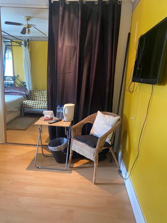 Big Home in London, Forest Hill - Double Room With Garden View