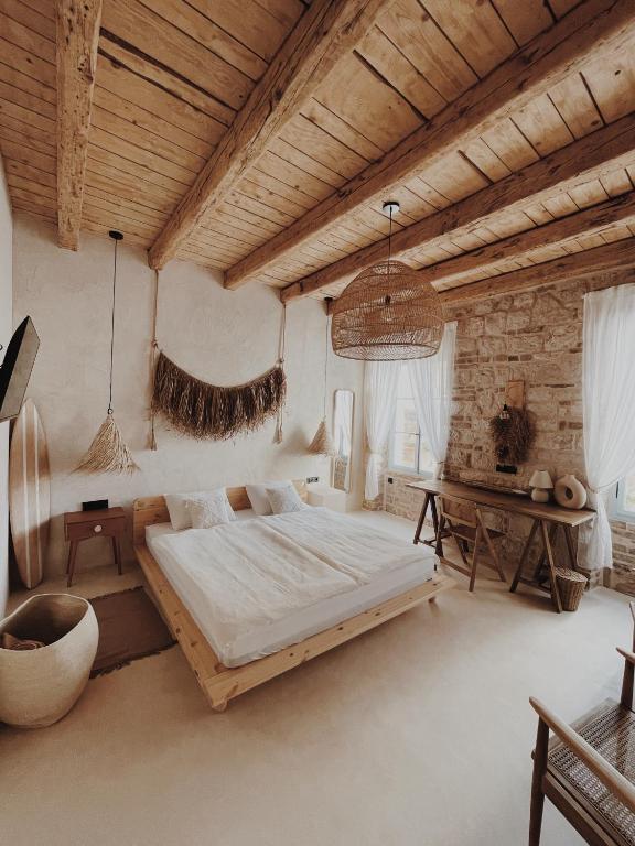 ein Schlafzimmer mit einem großen Bett und einer Holzdecke in der Unterkunft LISSA home in Vis