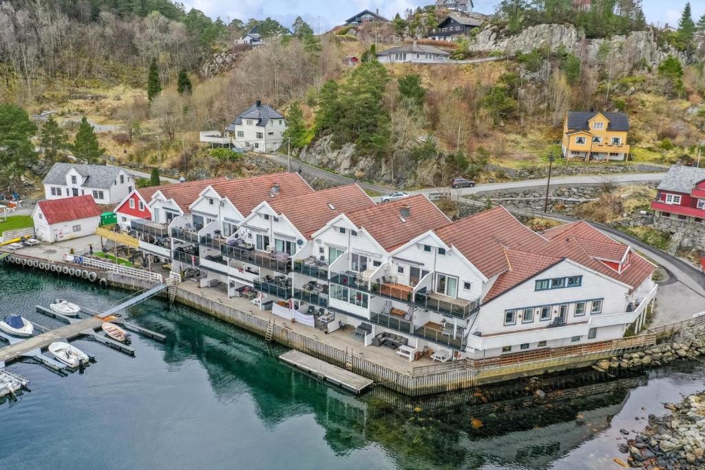 eine Luftansicht auf einen Yachthafen mit einem großen Gebäude in der Unterkunft Tysnes Sjø og Fritid in Uggdalseidet