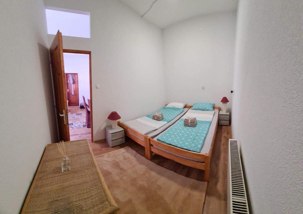 um quarto com uma cama num quarto em MatyiLak em Tîrgu Secuiesc