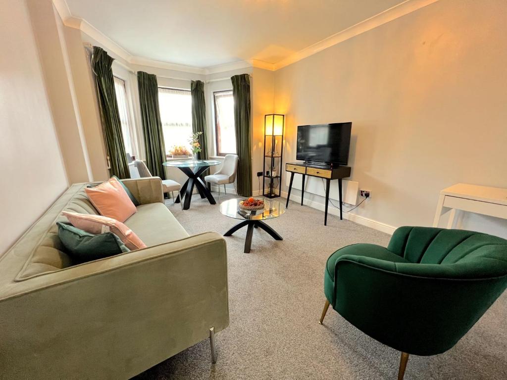 Seating area sa 18PG Dreams Unlimited - Budget Flat w free parking - Slough Windsor Heathrow