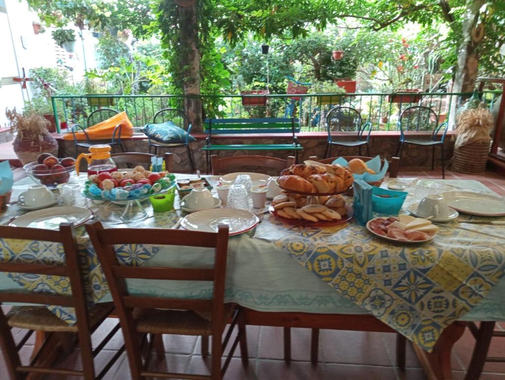 una mesa con un mantel con comida. en Bed & Breakfast Paui, en Cabras