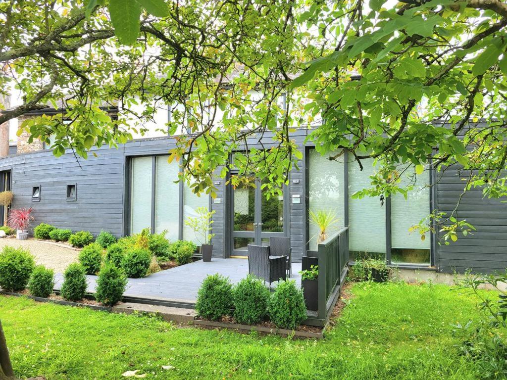 ein Haus mit Garten davor in der Unterkunft Beautiful 2-Bed Apartment near Waterford City in Waterford