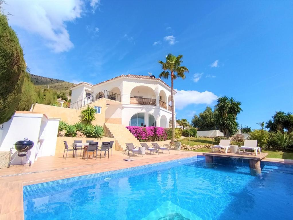 uma villa com uma piscina e uma casa em Villa del Sol em Benalmádena