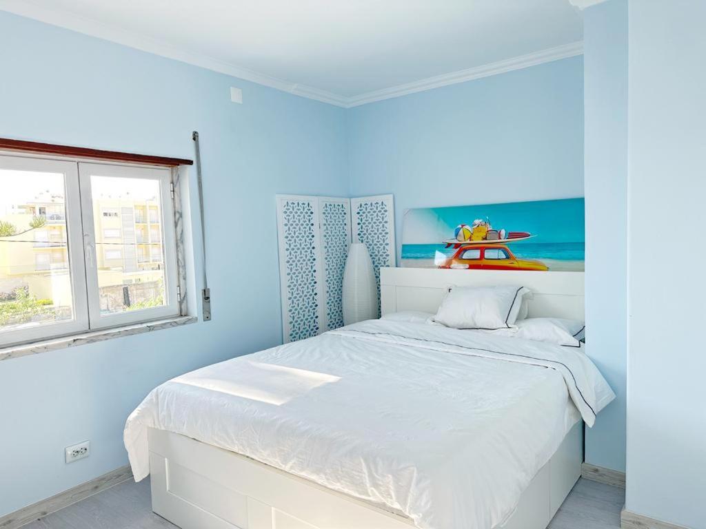 パレーデにあるGo surfの青いベッドルーム(白いベッド1台、窓付)