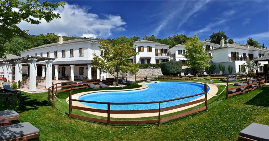 una piscina en el patio de una casa en Hotel Pelion Resort en Portariá