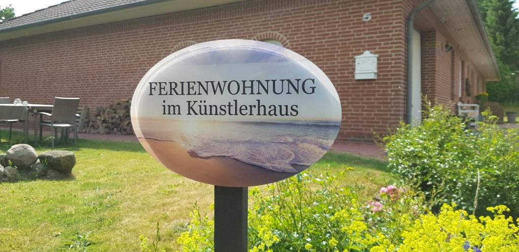 a sign that reads freshmenoitrowing in kittimeters at Nordsee Ferienwohnung im Künstlerhaus bei Husum - keine Monteure Arbeiter in Oldersbek