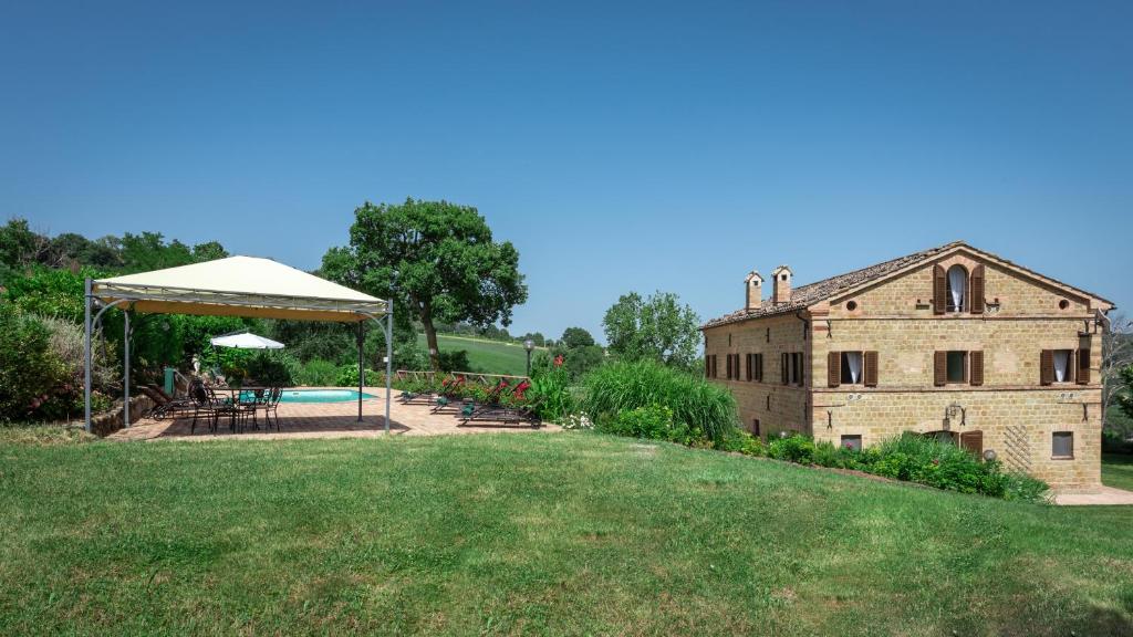 San Ginesio的住宿－Villa Casanostra 12, Emma Villas，一个大院子,有建筑和游泳池