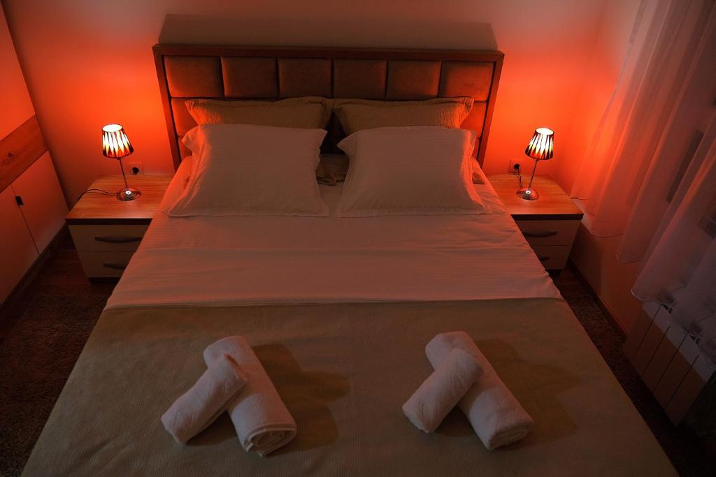 Ein Bett oder Betten in einem Zimmer der Unterkunft Royal Apartman