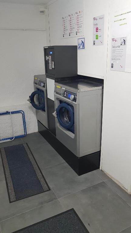 a washing machine and a washer in a room at studio à 2 mn à pied de la plage in Nice