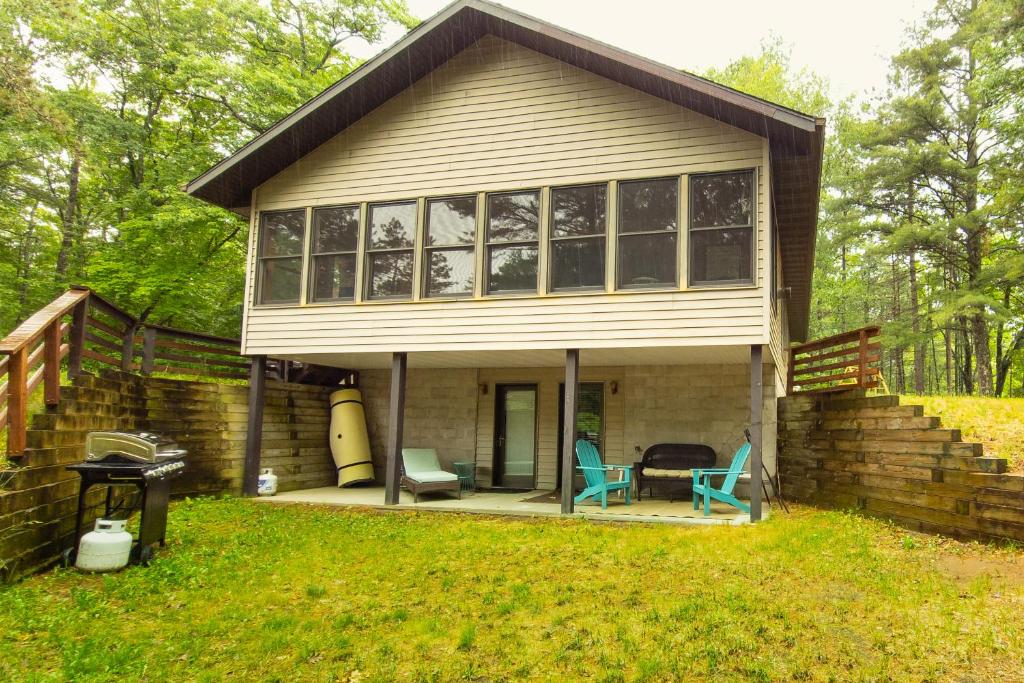 Casa pequeña con porche y 2 sillas en Vance Lake Retreat, en Manitowish Waters