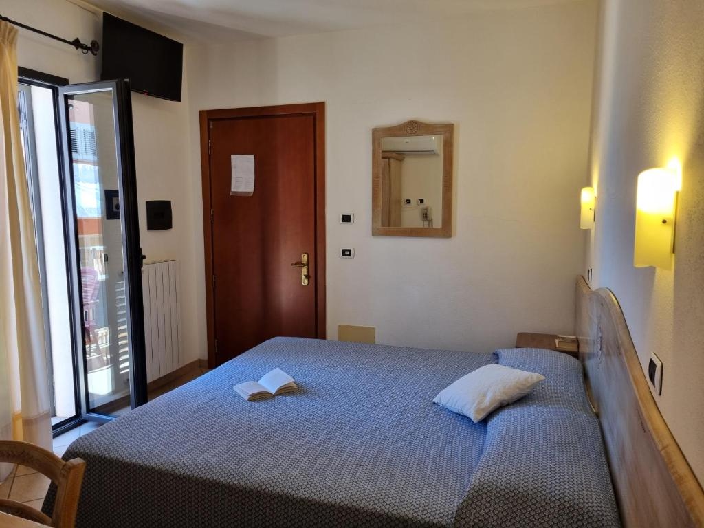 Łóżko lub łóżka w pokoju w obiekcie Hotel Delle Isole