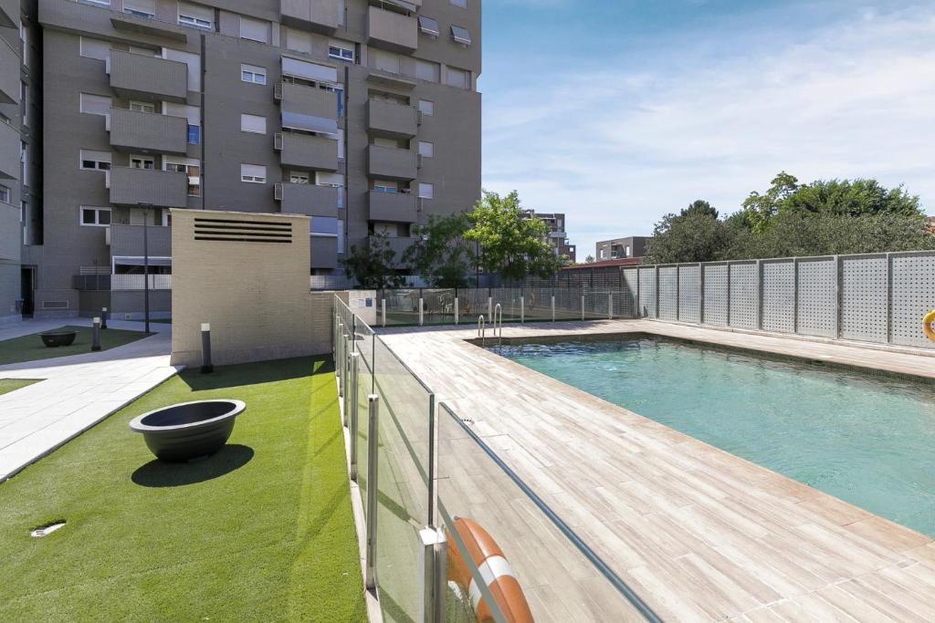 una piscina en la azotea de un edificio en Apartamento Fénix, en Granada