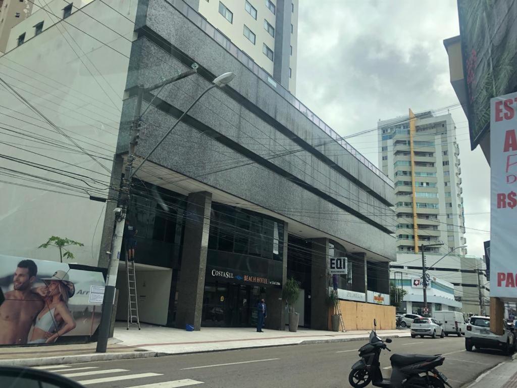 un edificio al lado de una calle de la ciudad en Apart-hotel Central com Spa, en Balneário Camboriú