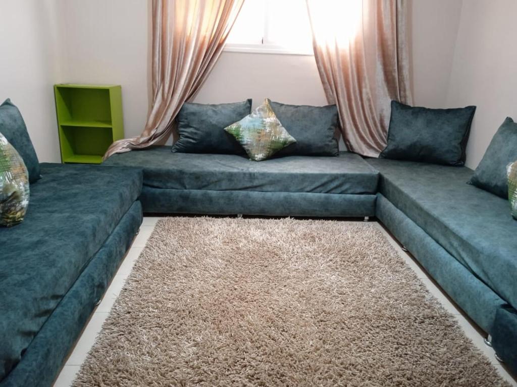 - un salon avec deux canapés et un tapis dans l'établissement Appartement Ifrane, à Ifrane