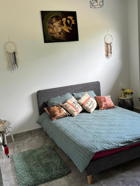 łóżko z poduszkami w pokoju w obiekcie Chambre double -vue sur jardin w mieście Bergerac